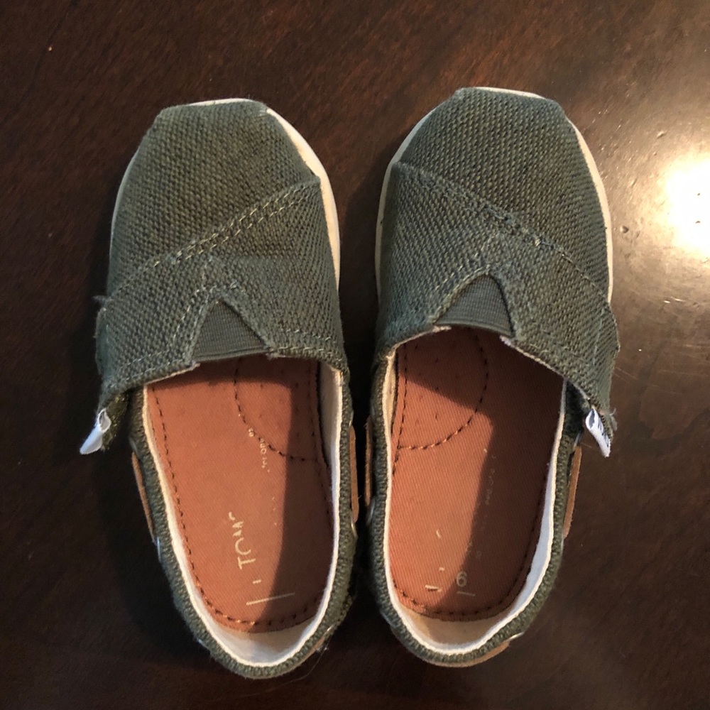 Green Tiny Toms in excellent condition!!